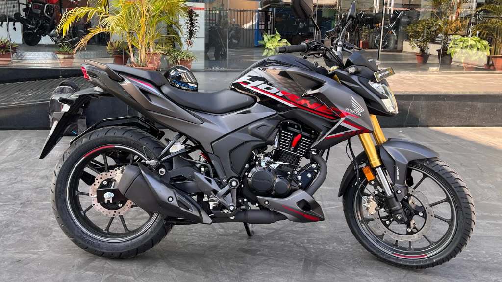 कॉलेज में अपना रुतबा बढ़ाने के लिए बेस्ट है New Honda Hornet 2.0 Bike, 45kmpl माइलेज के साथ मिलेगा जबरदस्त लुक कॉलेज में अपना रुतबा बढ़ाने के लिए बेस्ट है New Honda Hornet 2.0 Bike, 45kmpl माइलेज के साथ मिलेगा जबरदस्त लुक