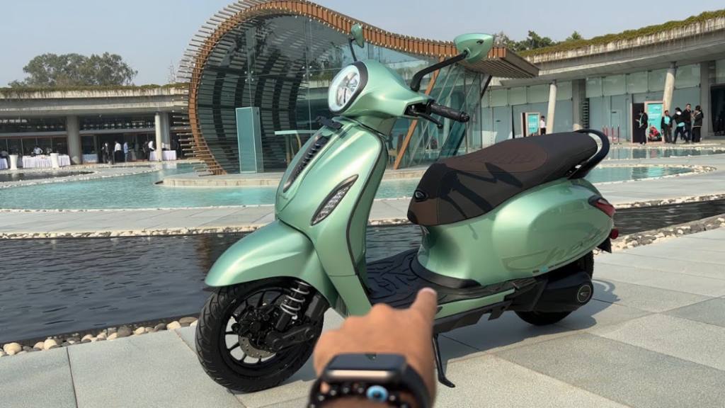 नए साल पर बिना किसी मदद के सिर्फ ₹3,784 की EMI में अपना Bajaj Chetak 3501 इलेक्ट्रिक स्कूटर लाएं नए साल पर बिना किसी मदद के सिर्फ ₹3,784 की EMI में अपना Bajaj Chetak 3501 इलेक्ट्रिक स्कूटर लाएं